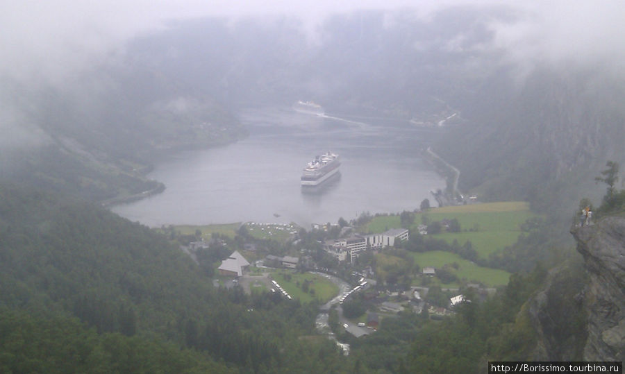 Фьорд Гейрангер кутается в туман, как в фату... Норвегия