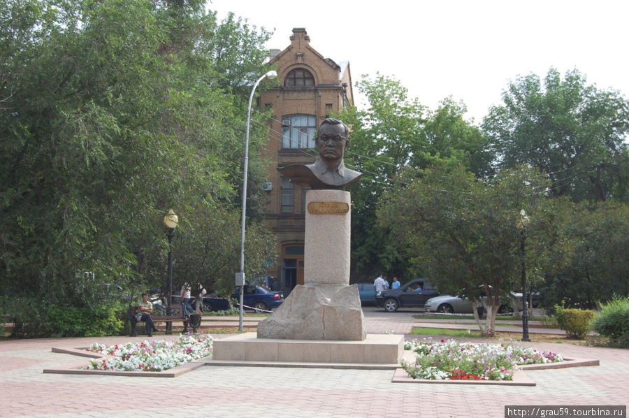 Памятник Жубану Молдагалиеву Уральск, Казахстан