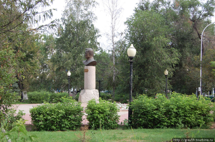 Памятник Жубану Молдагалиеву Уральск, Казахстан