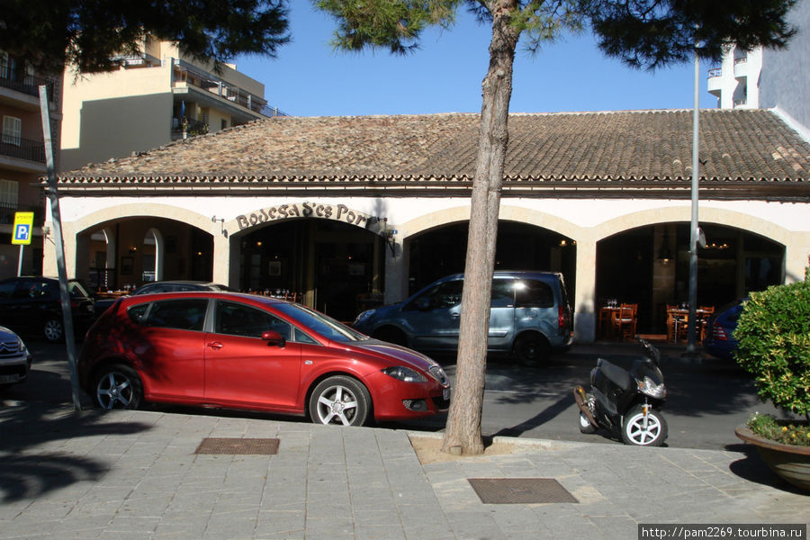 ресторан 
обратите внимание на крышу Порт-Алькудия, остров Майорка, Испания
