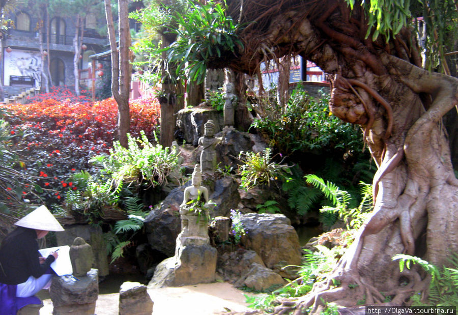 Здесь же сад, где с удивлением видишь самозабвенно что-то рисующих... Далат, Вьетнам