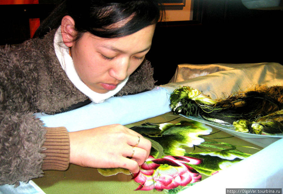 Основатели фирмы сами обучали технике вышивания девушек Далат, Вьетнам