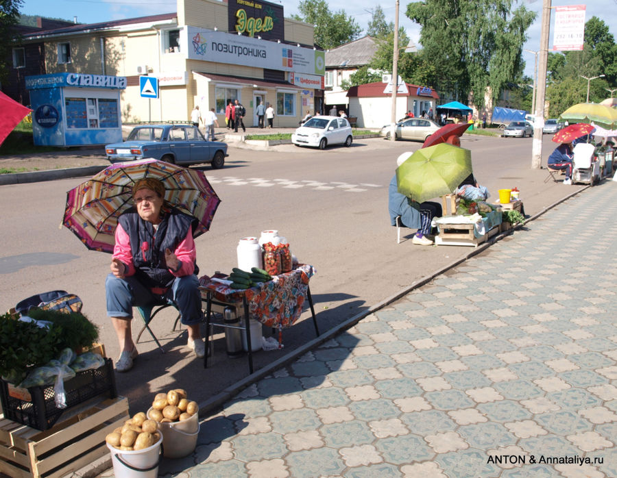 Спонтанный рынок в Дивногорске рядом с автостанцией. Дивногорск, Россия