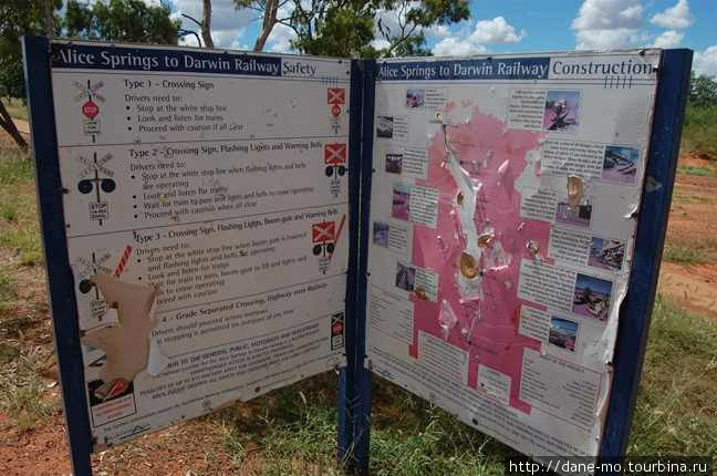 Раскуроченный аборигенами информационный щит Северная территория, Австралия