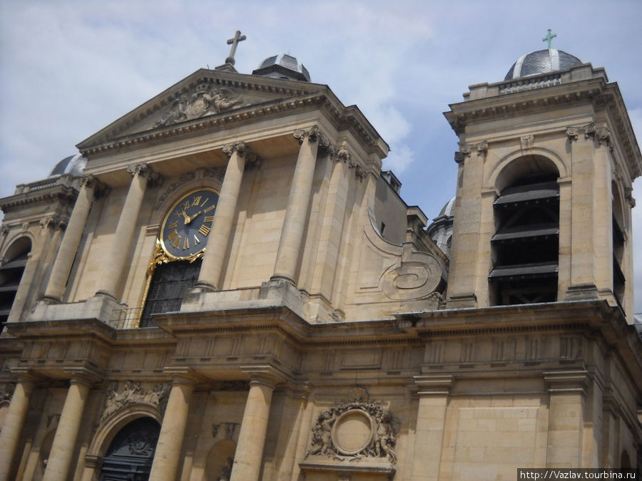 Фасад церкви Версаль, Франция