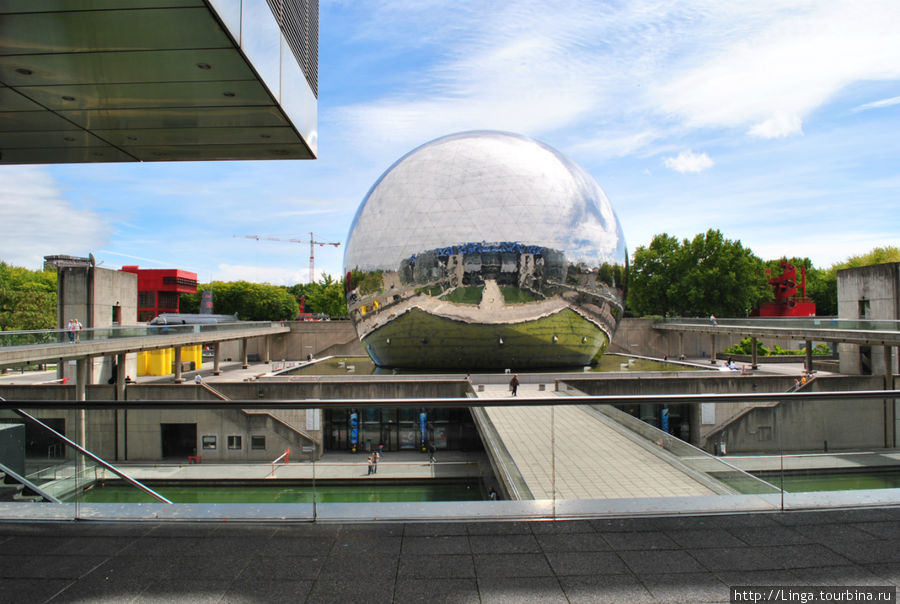 Зеркальный шар — это кинотеатр Жеод, слева от него стоит субмарина Аргонавт Париж, Франция
