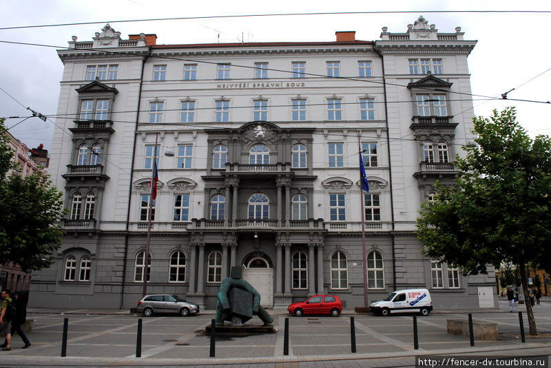 Здание суда занимательно не только стоящим перед ним фонтаном, но и собственным фасадом Брно, Чехия