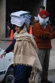 Во всей Индии на голове носят кувшины или узлы. В треугольнике, образованном зданиями трех ветвей власти женщины носят, конечно же, бумаги. Торжество бюрократии!!!