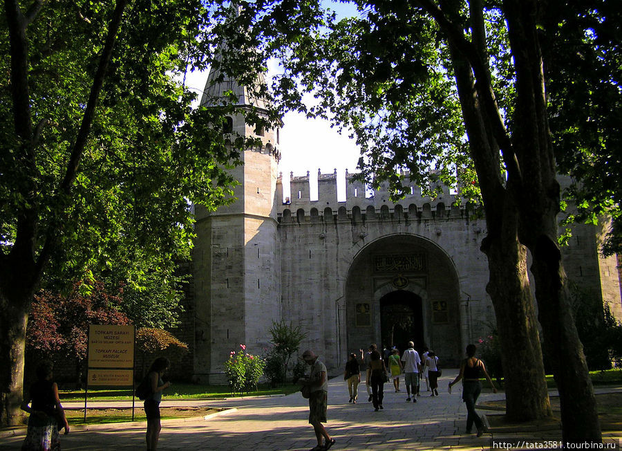 Дворец Топкапы.  Врата приветствия, или Средние врата. XV-XVI в. Стамбул, Турция