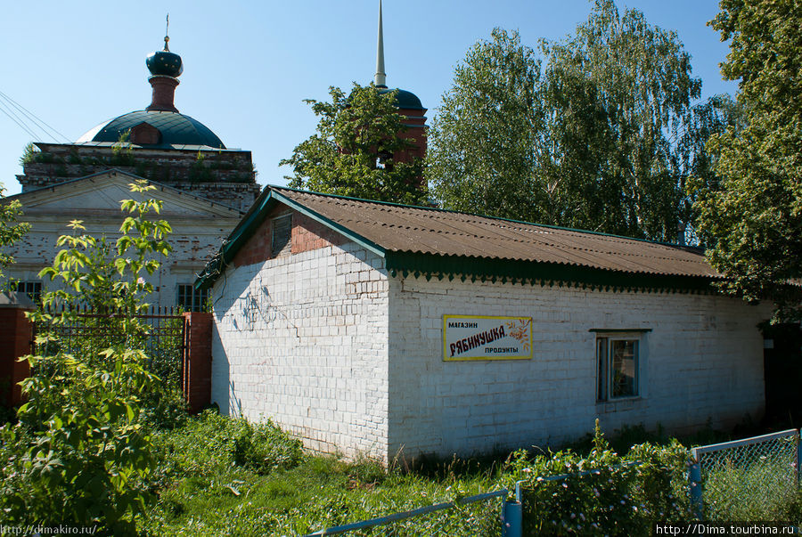 Церковь и магазин «Рябинушка» Грахово, Россия