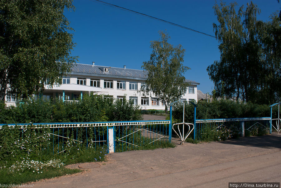 Основное здание школы. Грахово, Россия