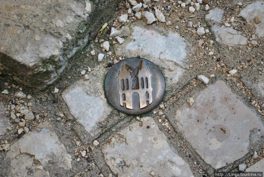 У стен замка обнаружили медальон с изображением домика. Блуа, Франция