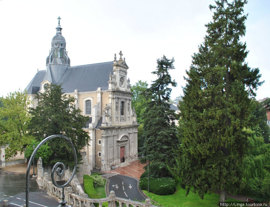 Вид на церковь Сан-Венсан с высоты Королевского сада. Блуа, Франция