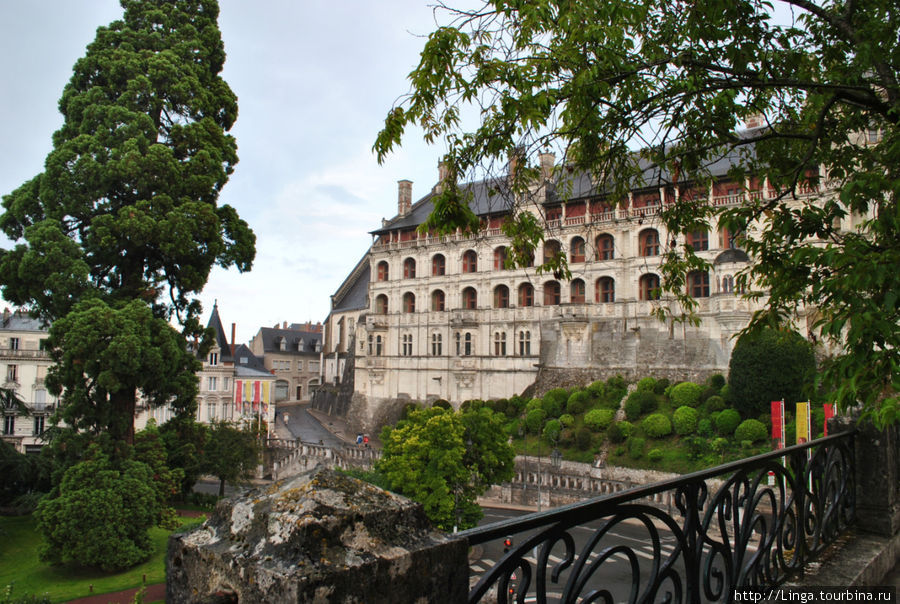 Вид на фасад лож Королевского замка Блуа с площадки Королевского сада. Блуа, Франция