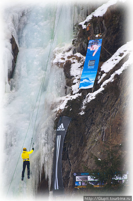 Рядом с отелем находится большой водопад, зимой он замерзает и становится развлечением для скалолазов. Ленгенфельд, Австрия