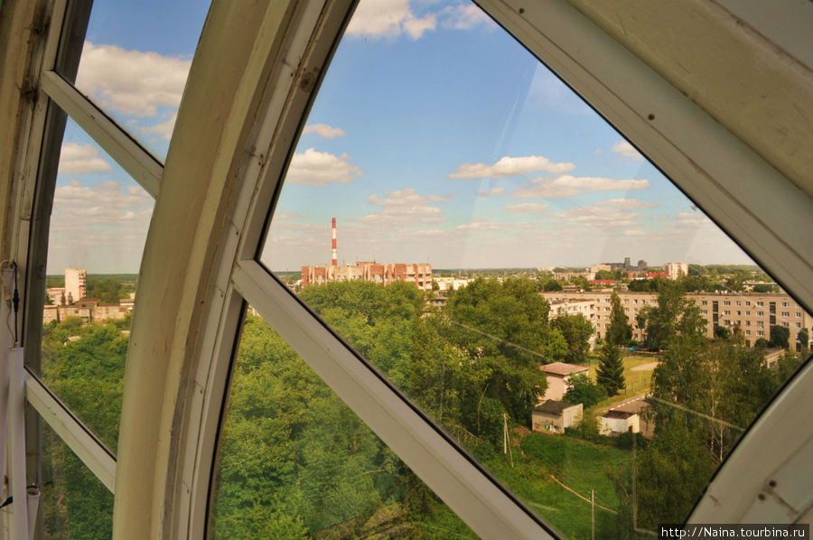 Вниз с 4 этажа ведет внешняя стеклянная лестница, с которой открывается панорамный вид на Полоцк. Полоцк, Беларусь