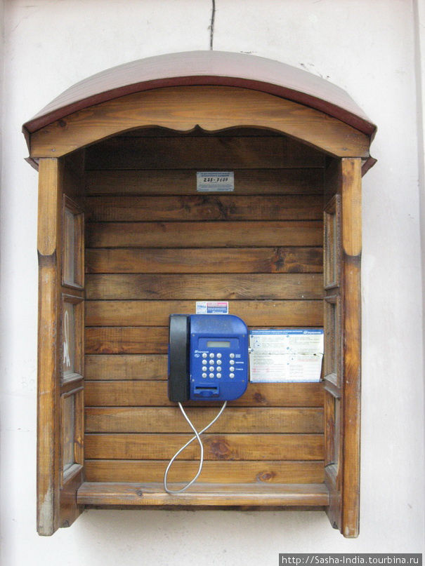 Деревянная таксофонная будка.
Такие видел только во Львове. Львов, Украина
