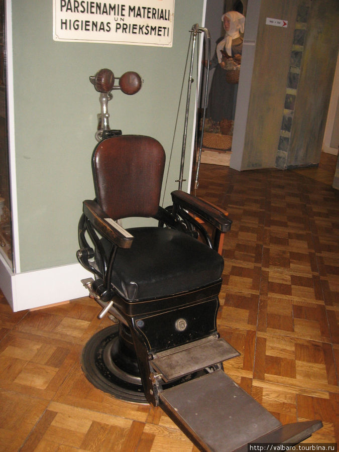 Зубоврачебное кресло 100-летней давности. Натуральная кожа. Рига, Латвия
