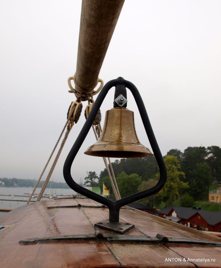 Звон корабельного колокола 5. Корабельный колокол. Судовой колокол. Громкоговорящая связь колокол судовая. Судовой колокол устройство.