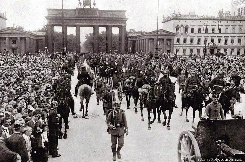 Германская артиллерия проходит через Бранденбургские ворота, 1914. Берлин, Германия