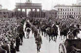 Германская артиллерия проходит через Бранденбургские ворота, 1914.