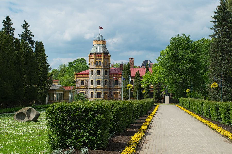 Сигулдский средневековый замок и Новый дворец. Сигулда, Латвия