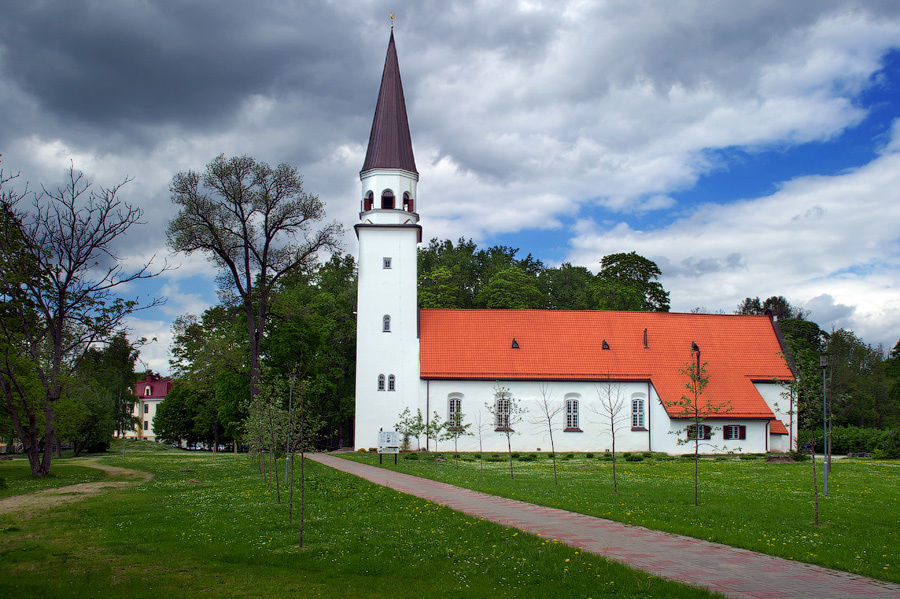 Рядом стоит Лютеранский храм. Сигулда, Латвия