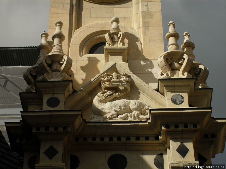 Саламандра — эмблема Франциска I. Шамбор, Франция