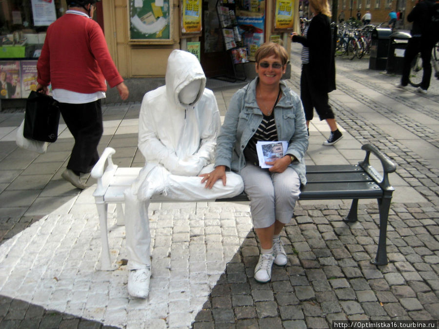 В Эребру кое-где можно встретить странные белые фигуры... Эребру, Швеция