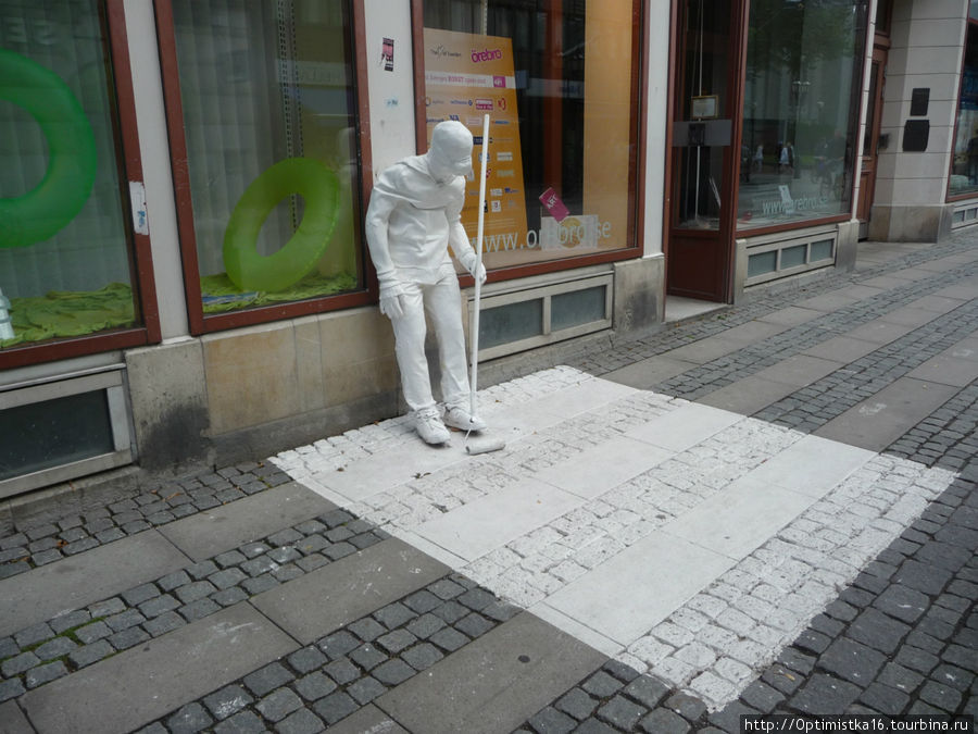 В Эребру кое-где можно встретить странные белые фигуры... Эребру, Швеция