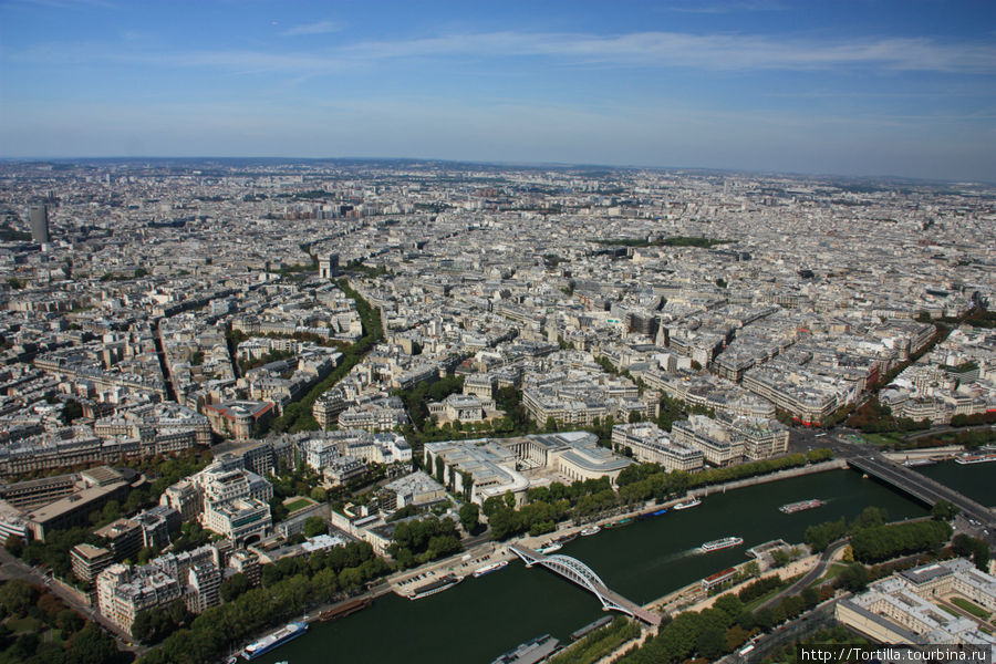 Вид с Эйфелевой башни — на Триумфальную арку и площадь Звезды Париж, Франция