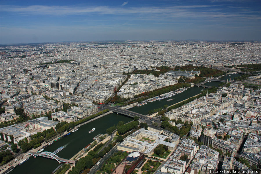 Вид с Эйфелевой башни — на Елисейские поля и Сену Париж, Франция