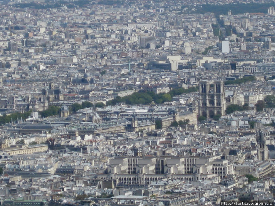 Вид с Эйфелевой башни — Нотр Дам де Пари Париж, Франция
