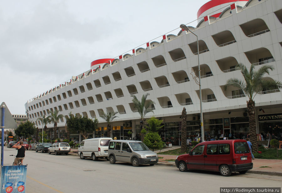 Отель со стороны улицы, ведущей в Гейнюк Гёйнюк, Турция
