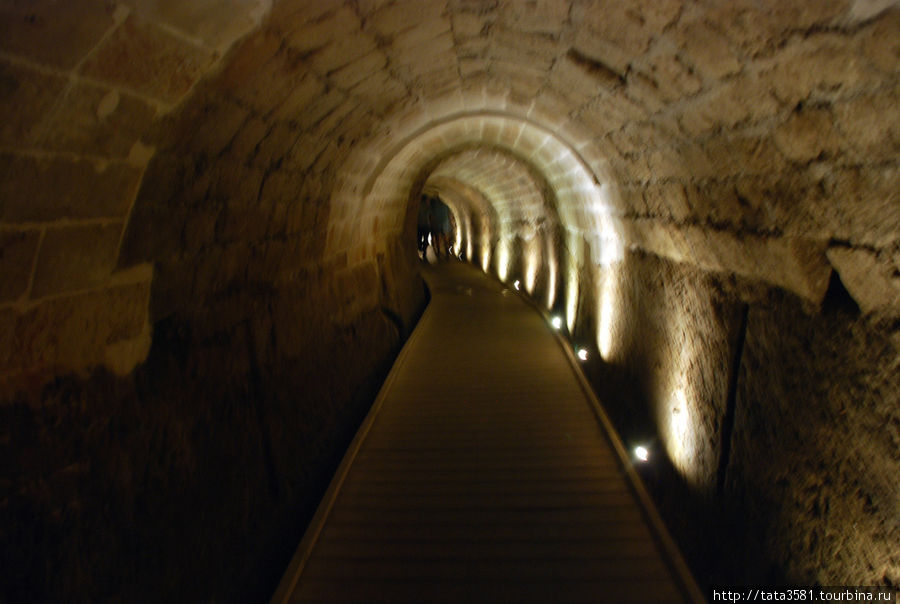 В Акко находится туннель тамплиеров, который был построен в конце 12 в. и соединял крепость Тамплиеров, не сохранившуюся на сегодняшний день, и морской порт, расположенный на востоке. Длина тоннеля составляет 350 м. Акко, Израиль