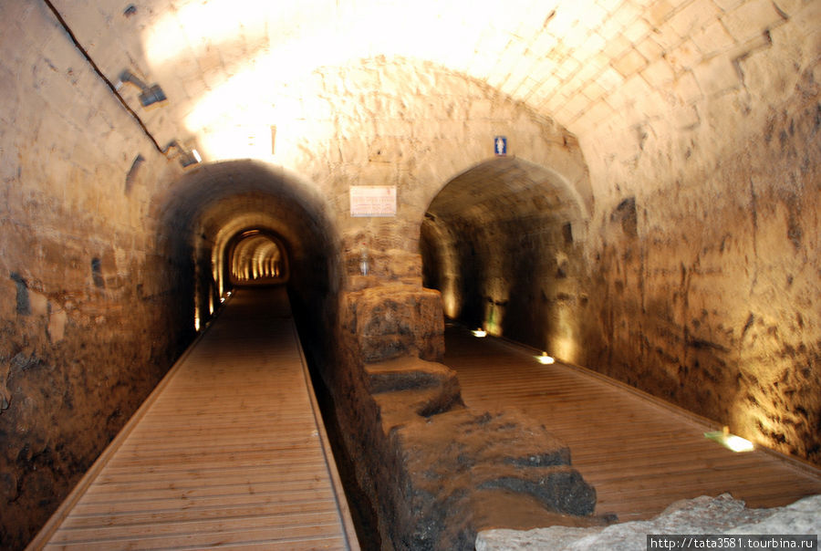 Туннель тамплиеров, который был построен в конце 12 в. Акко, Израиль