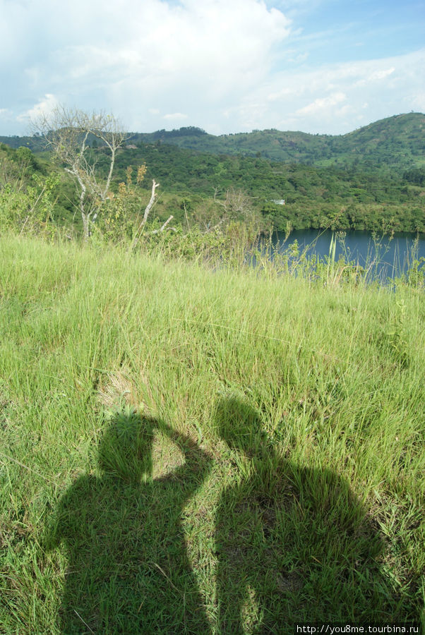 Тени в высокой траве (А в глазах Африка - 60) Форт-Портал, Уганда