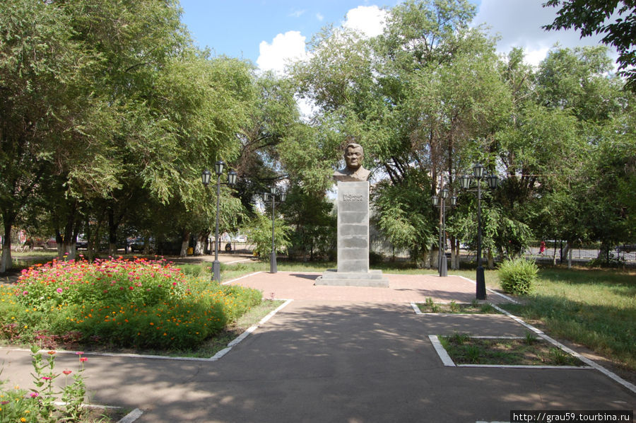 Памятник М. Иксанову