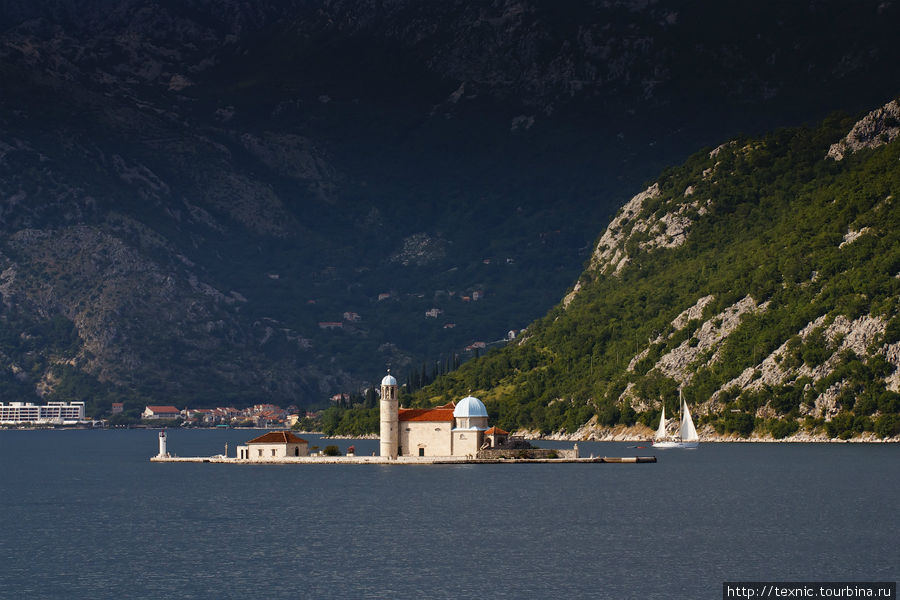 Но если ехать кругом на машине, церковь на острове можно рассмотреть крупнее Бухта Котор, Черногория