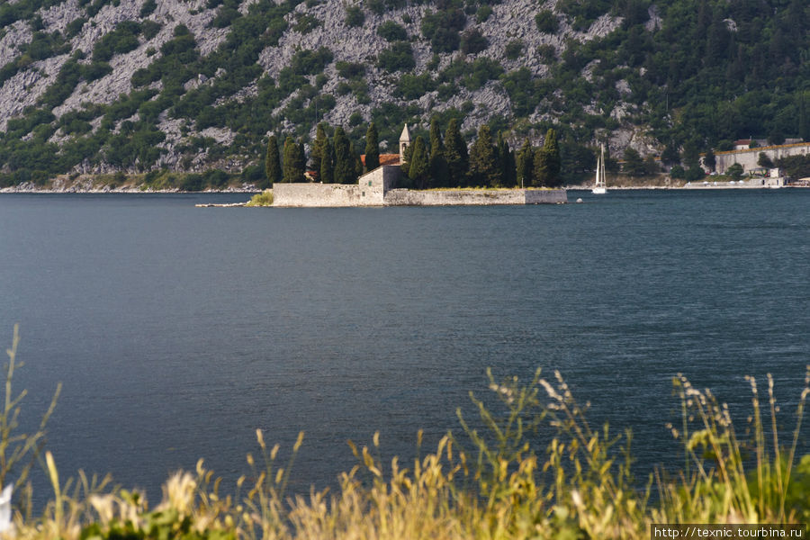 Островов с церквями не один, а 2 Бухта Котор, Черногория