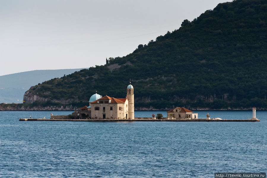 С противоположного берега можно рассмотреть ещё ближе Бухта Котор, Черногория