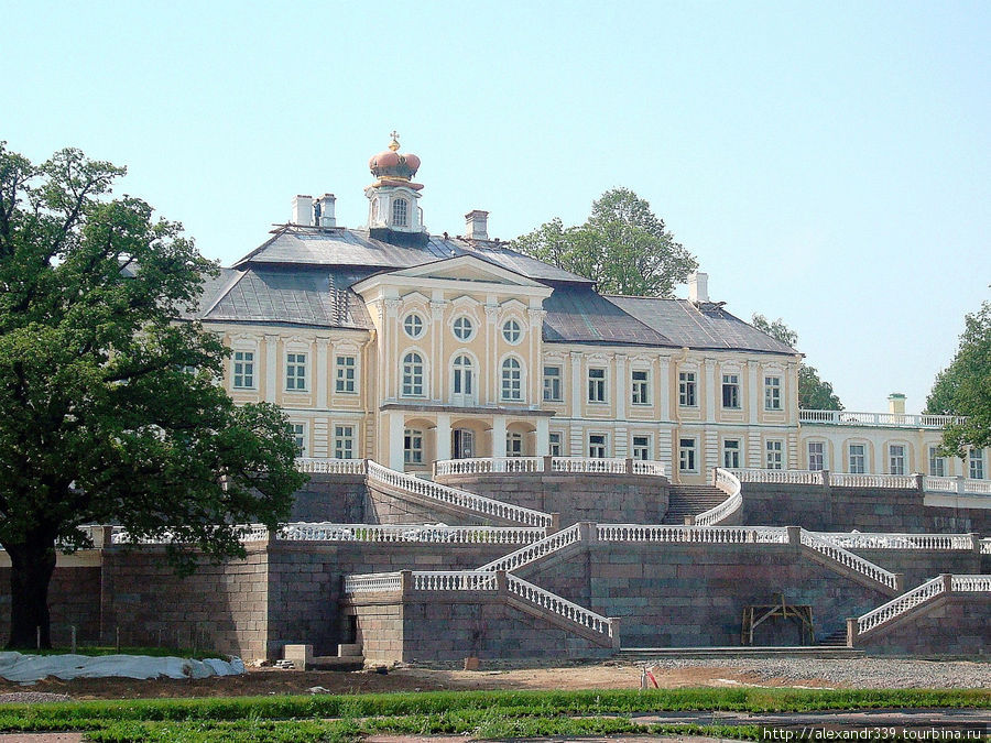 Фасад Большого дворца Ломоносов, Россия