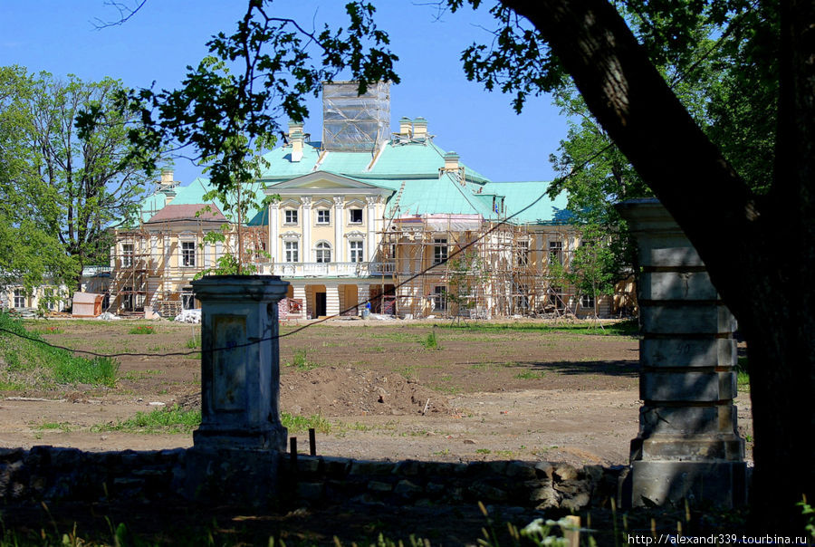 Вид на Большой дворец со стороны парка Ломоносов, Россия