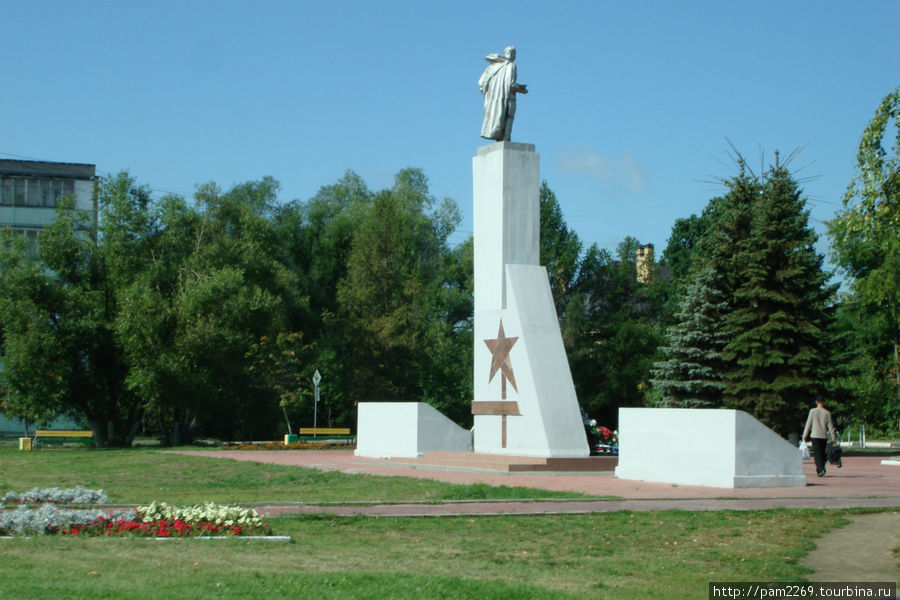 Памятник погибшим солдата