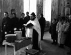 Первая служба в возрожденном монастыре (фото начала 1990-х)