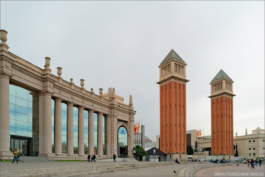 Из интересного на площади только фонтан и венецианские башни. Барселона, Испания