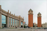 Из интересного на площади только фонтан и венецианские башни.