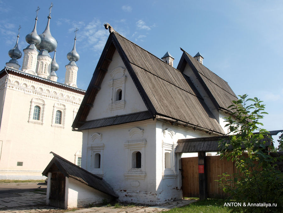 Смоленская церковь и посадский дом 17-18 века. Суздаль, Россия