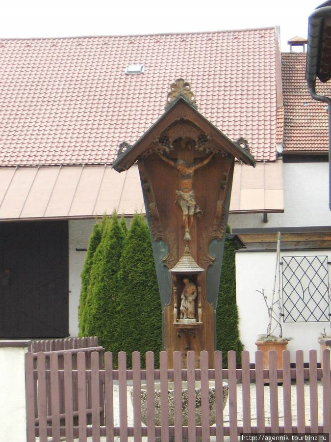 Поклонный крест в старом городе — Бавария все-таки очень католическая часть Германии. Унтерхахинг, Германия