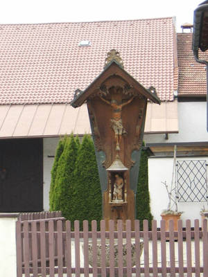 Поклонный крест в старом городе — Бавария все-таки очень католическая часть Германии.